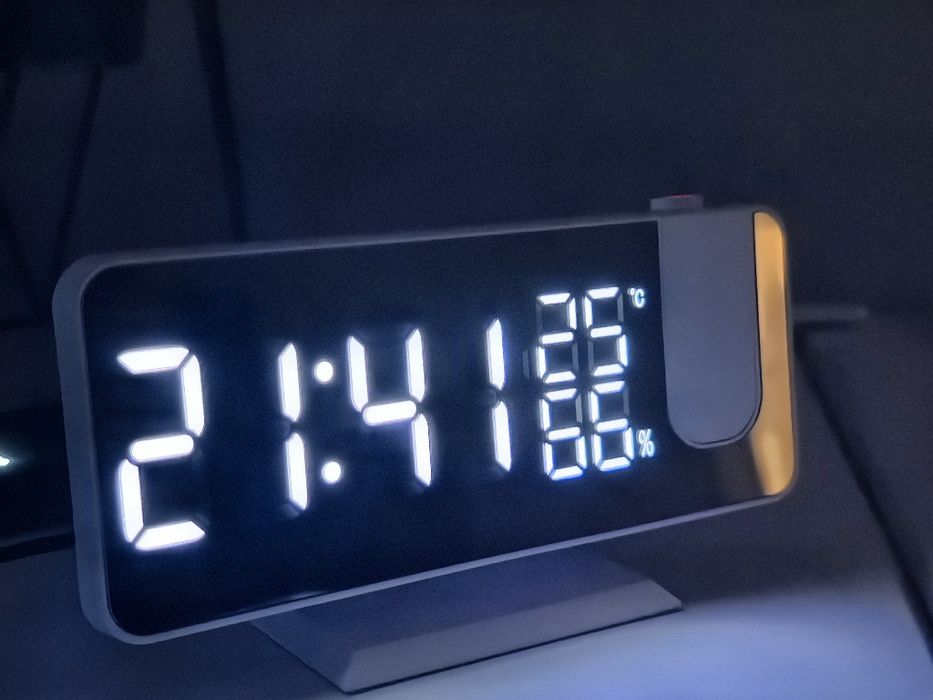 Ceas cu radio FM, proiecție pe tavan, temperatura, umiditate, oglinda