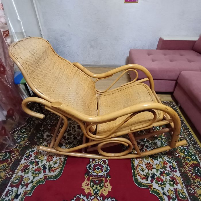 Кресло качалка из дерева.