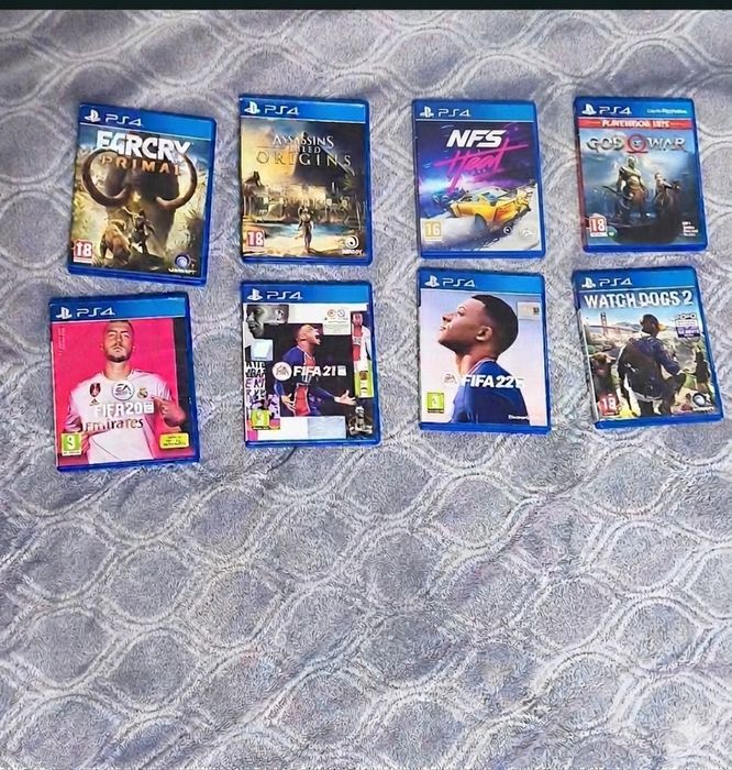 Vând jocuri de PlayStation 4
