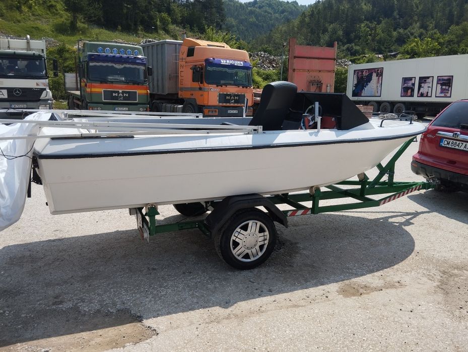 Лодка с двигател