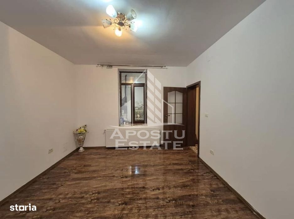 Apartament cu 2 camere la curte comuna, centrala termica, boxa de 50mp