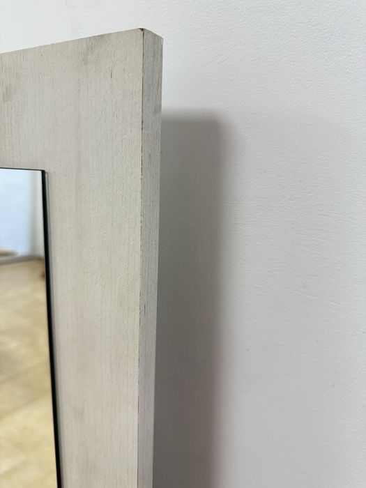 Oglinda fixata pe lemn