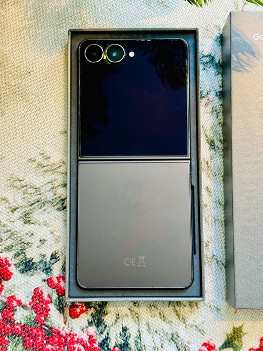 Samsung Z Flip 7 256GB - перфектен, с гаранция до 24.08.2027