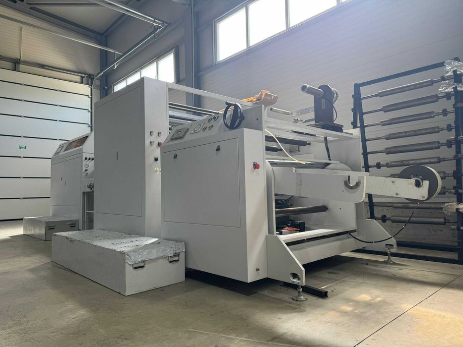 Mașina de fabricat/produs pungi din hârtie Kraft.