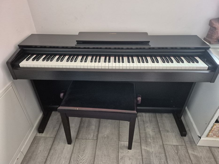 Pianina de vânzare Arius Yamaha