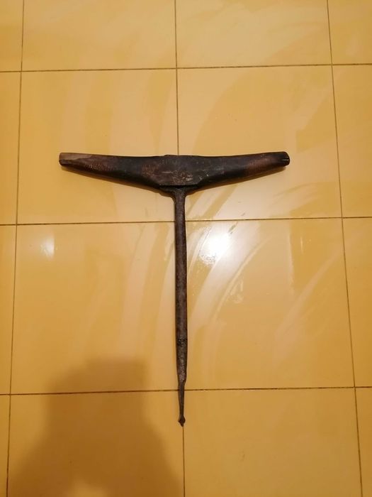 Продавам стара антикварна бургия с дървена дръжка и желязно рамо