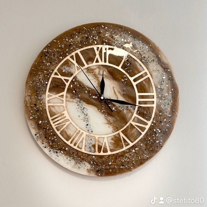 Часовник от епоксидна смола и кристали