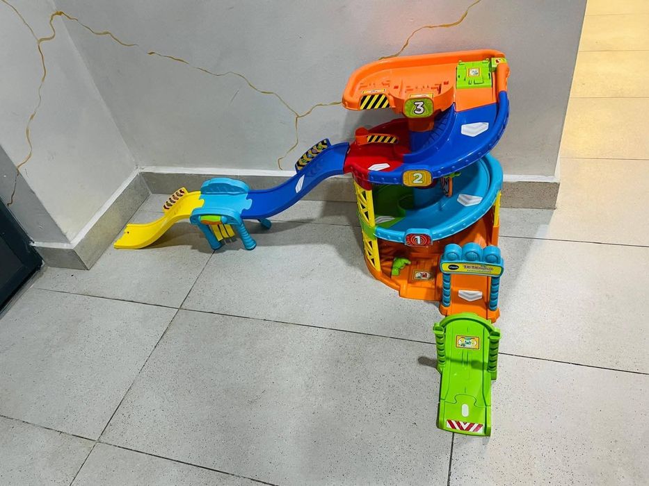 Statie de pomieri Vtech + 20 masinute si parcare