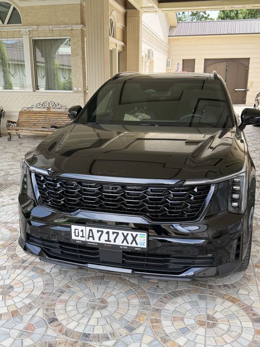 Kia Sorento V6 с черными R20 дисками