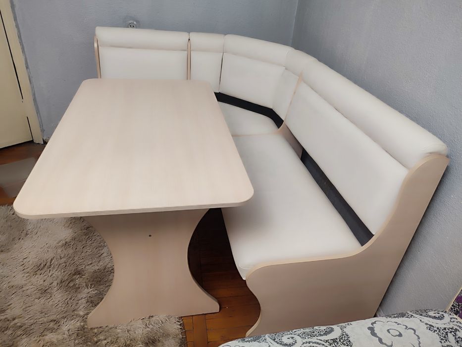 Кухонный уголок со столом