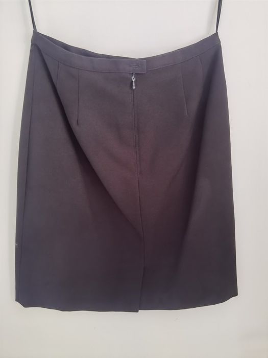 Класически костюм в черно от сако и пола