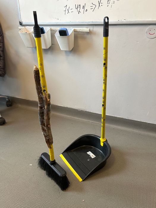 Комплект метла с пръчки и тиксо (лопатката отделно)