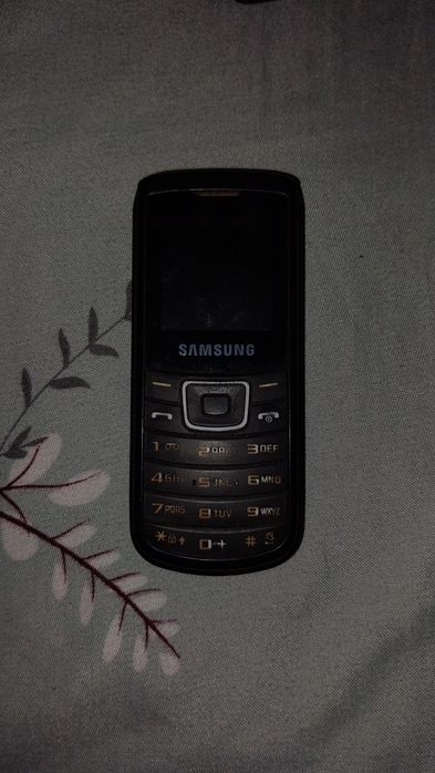 Vând 2 telefoane cu butoane Samsung și Nokia