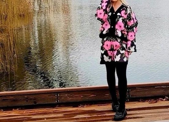 Vând compleu pantaloni scurți și jerseu