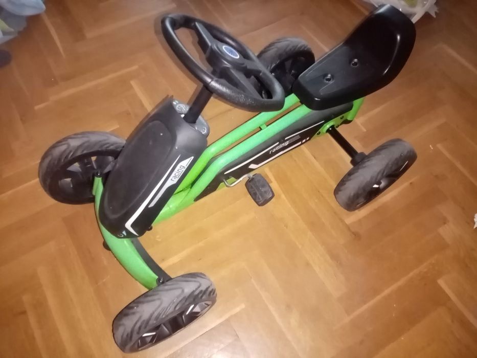 Детска кола с педали