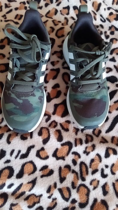 Pantofi sport Adidas, noi, camuflaj măsura 33 originali.