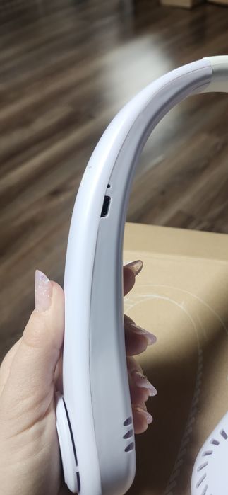 Ventilator portabil pentru gat
Am desigilat cutia pentru a realiza fotografii cu continutul din interior.