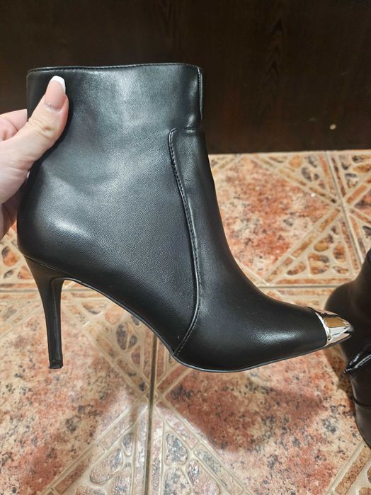 Дамски боти с метален връх
