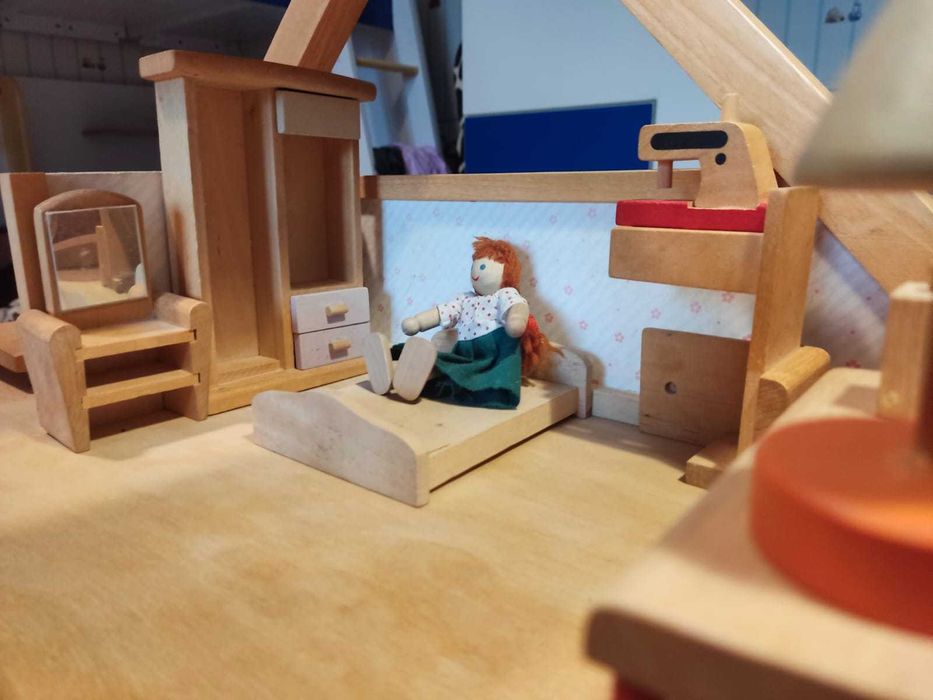 деревянный кукольный домик
