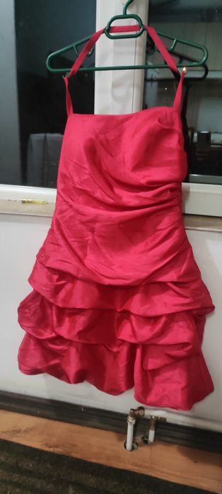 Rochie roșie de satin, cu aspect lucios și elegant