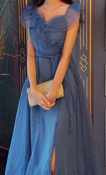 Платье с разрезом на ноге