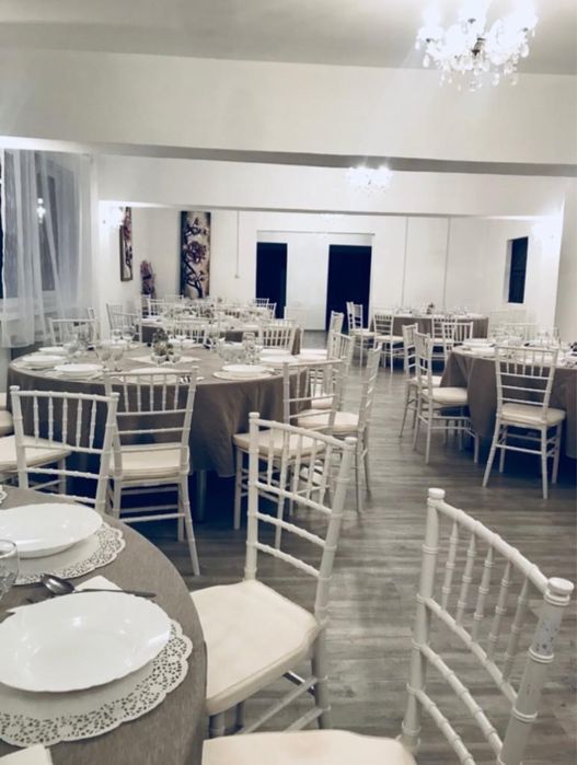 Mese rotunde si scaune chiavari