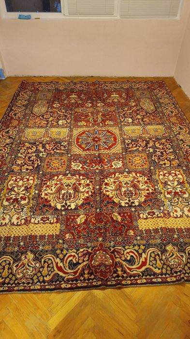 Запазен персийски килим