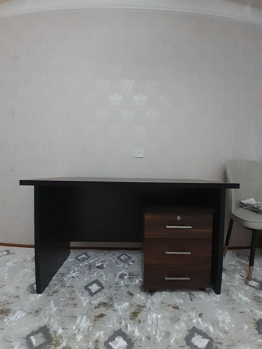 Ofisniy stol xolati yangi 3 ta tortmaliy