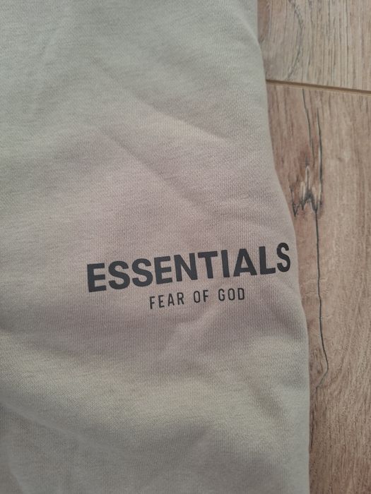 Pantaloni scurți essentials