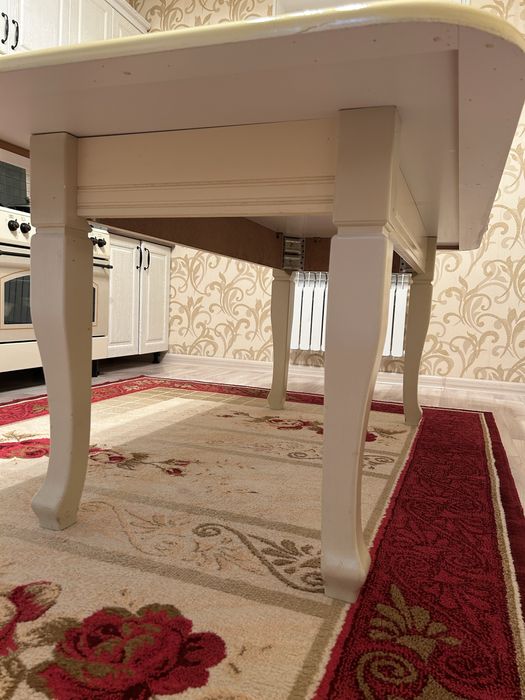 Кухонный стол из дерева