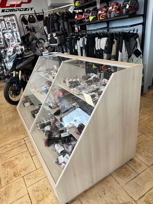 Шкаф витрина с чекмеджета