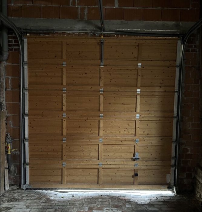 USA SECTIONALA INDUSTRIALA poarta garaj lemn rustic  H 310 x L304 Hormann
