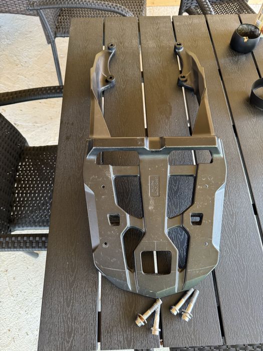 Продавам стойка за куфар за Yamaha MT09/MT10