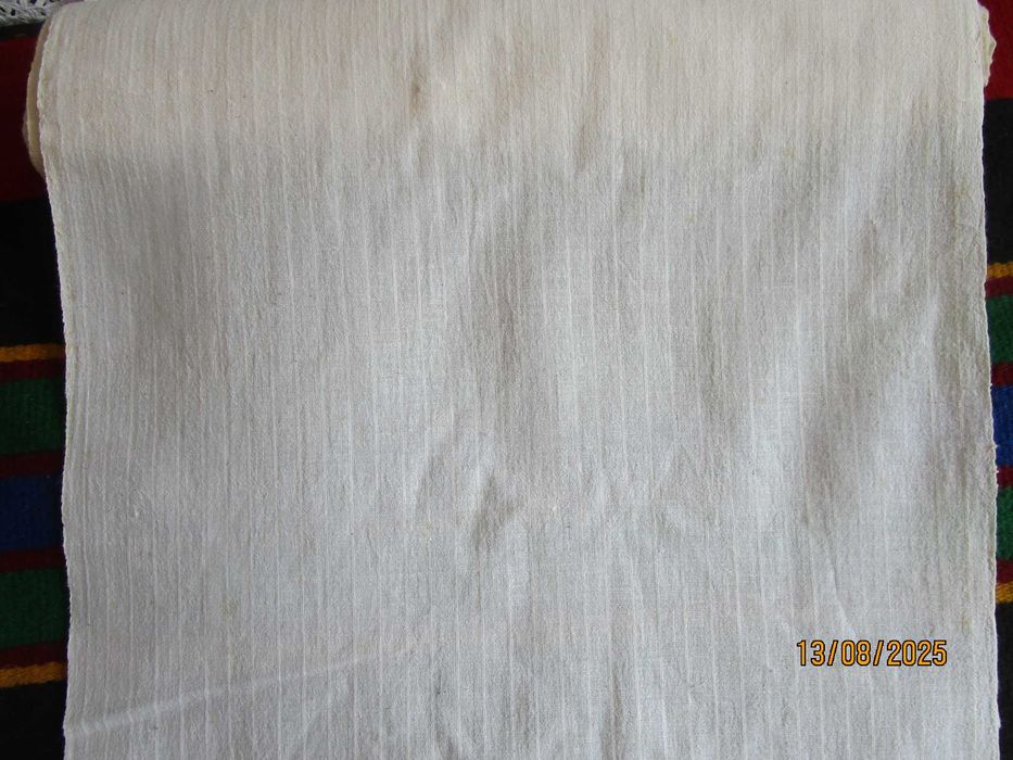 Бял автентичен кенарен плат без забележки