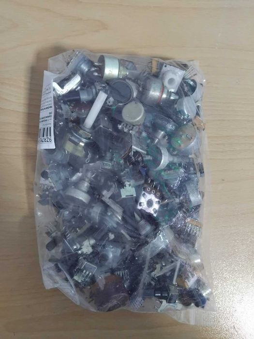 Лот електронни компоненти