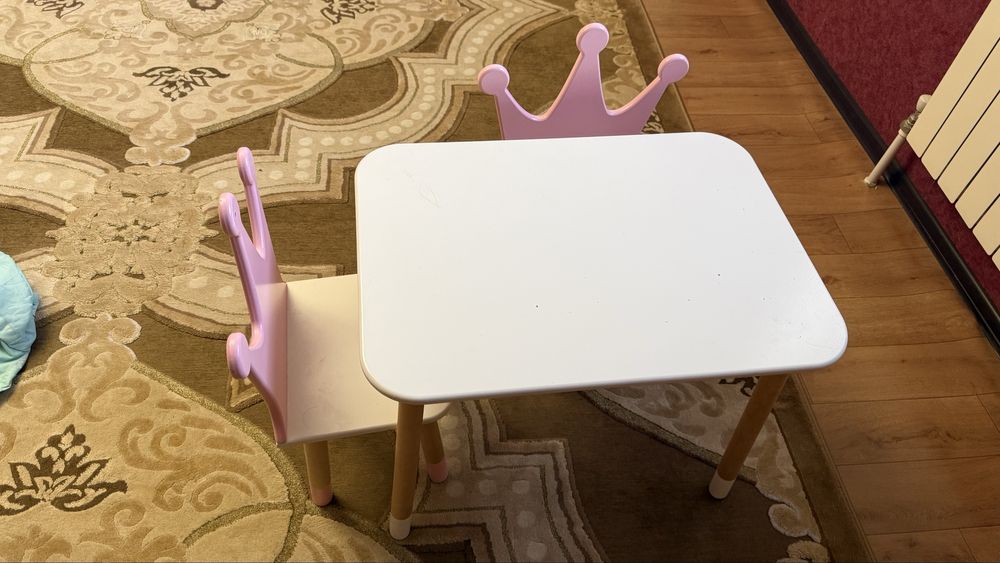 продам детский стол со стульями