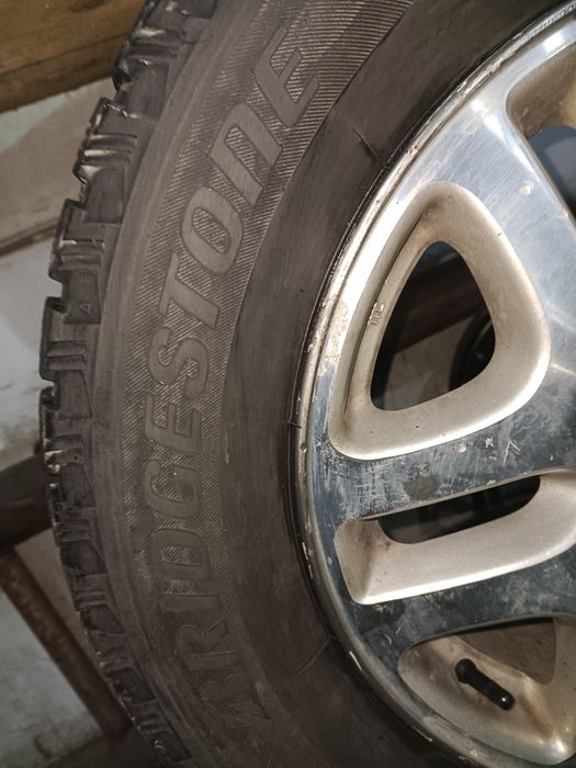 Продам от subaru 235/60 R16.