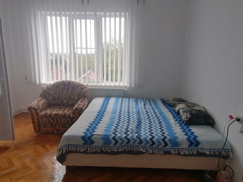 Închiriez apartament cu 3 camere