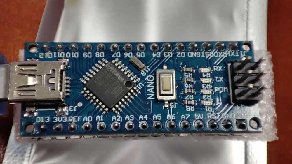 Arduino Nano + mini-USB кабель.