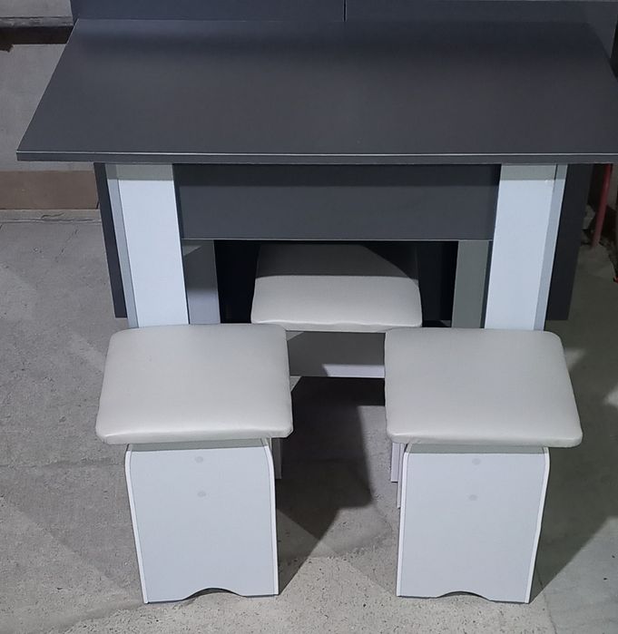 Кухонный стол и 3табуретки.