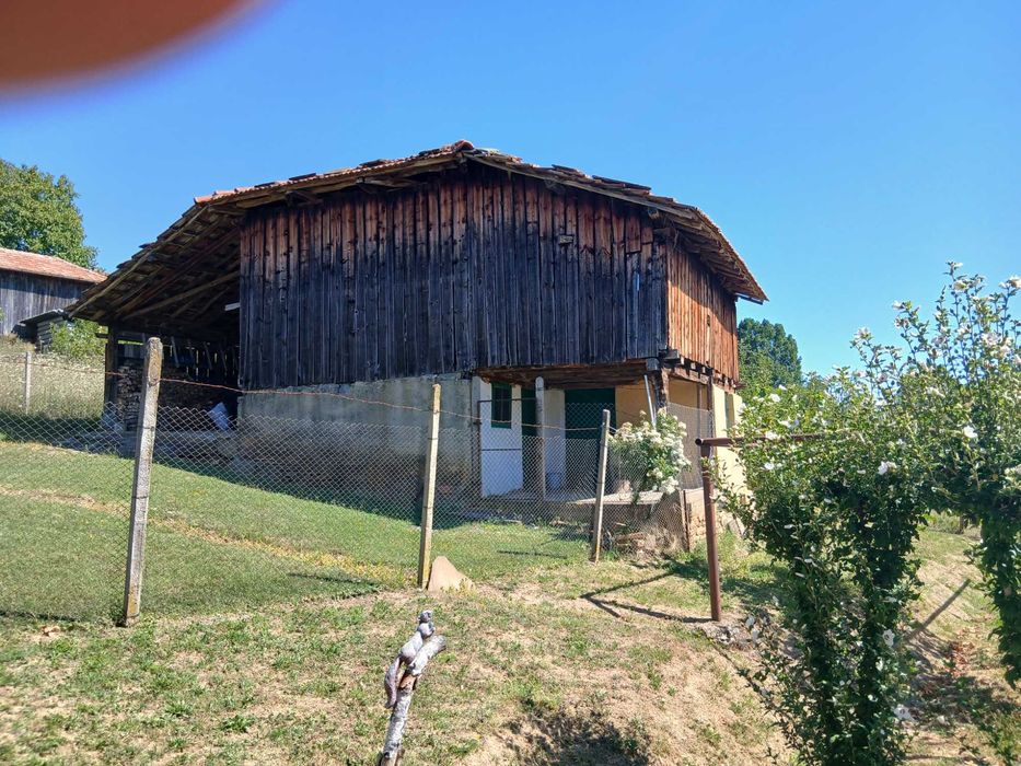 Продава се масивна двуетажна къща на центъра на село Столът.Към къщата има лятна кухня с баня и селскостопанска постройка зад къщата.