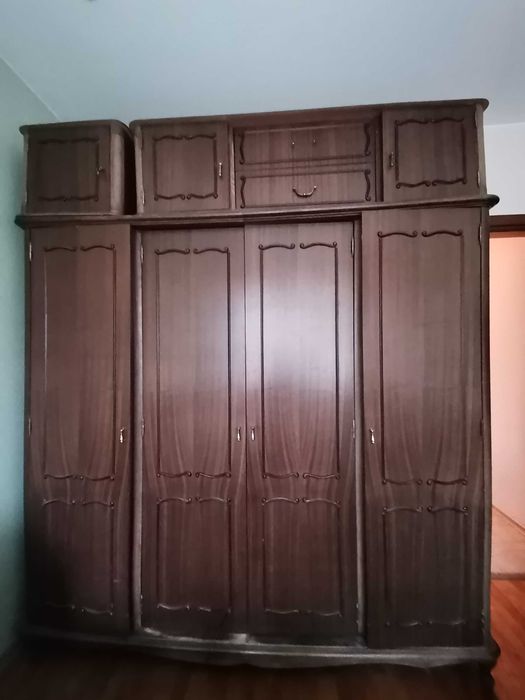 Продавам спален комплект мебели
