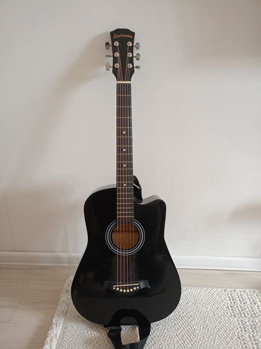 Акустическая чёрная гитара