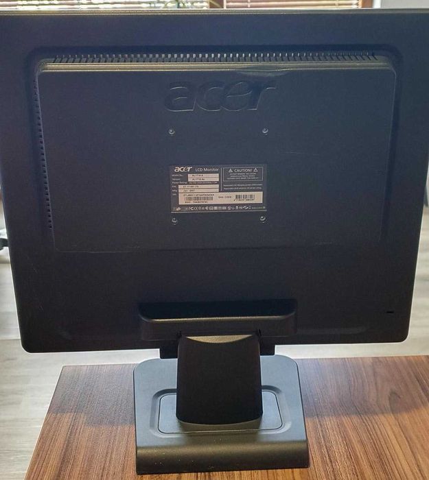 Продавам LCD Монитори 17"