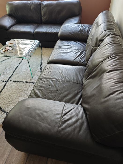 Два броя дивани естественна кожа.