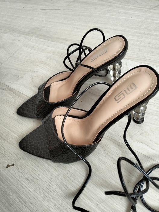 Босоножки на шнуровке