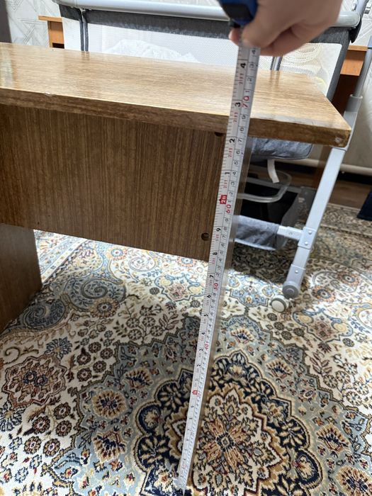 Стол маленький , парта 3000 тг