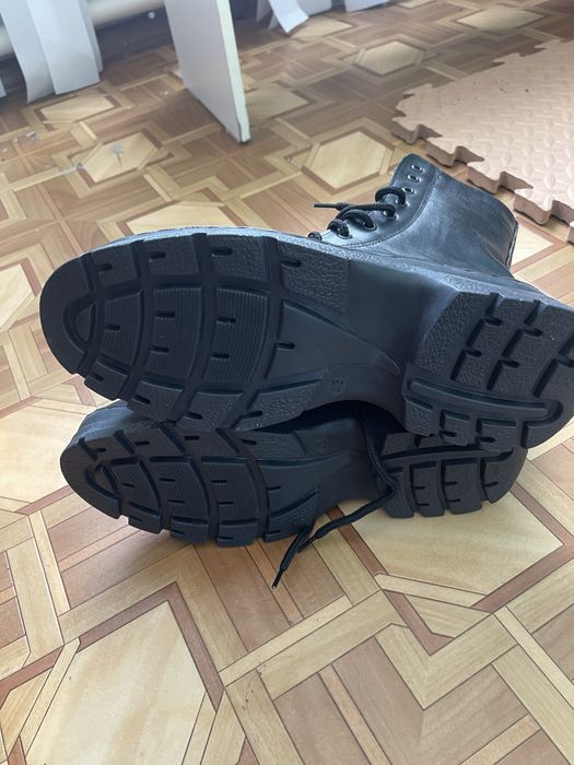 Продам обувь берцы