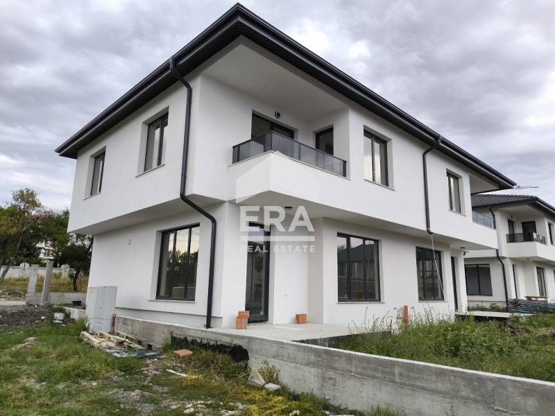 Готови еднофамилни двуетажни къщи в затворен комплекс в кв. ,,Младежки