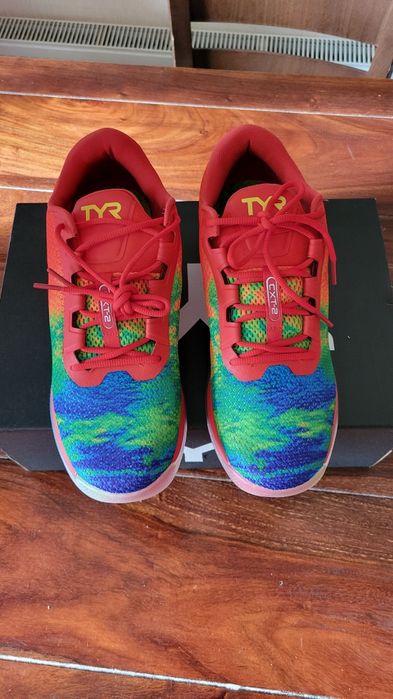 Продавам чисто нови маратонки  TYR
